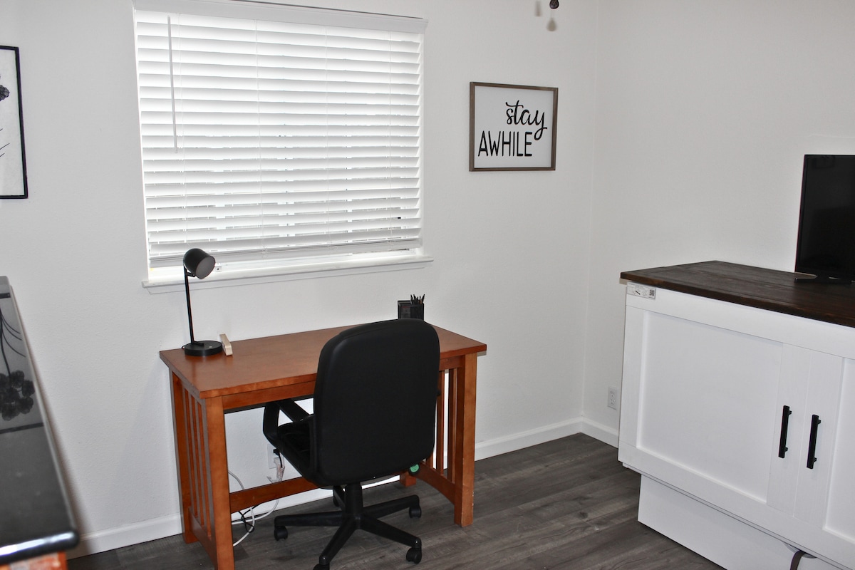 Ofisi/chumba cha kulala, na kitanda cha kabati.