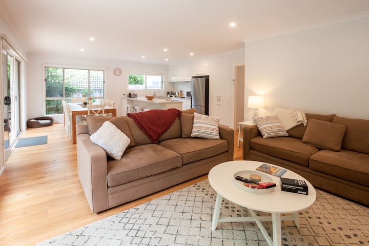 Krambruk House – Walk to the beach, pets welcome