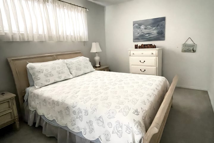 تحتوي غرفة نوم الضيوف على مساحة واسعة والكثير من التخزين.  