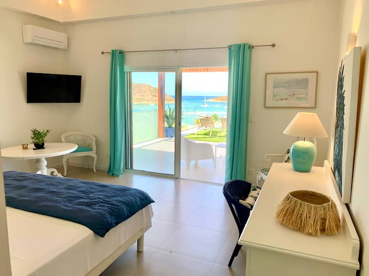 חדר שינה ראשי טורקיז 1: גישה ישירה למרפסת ולבריכה