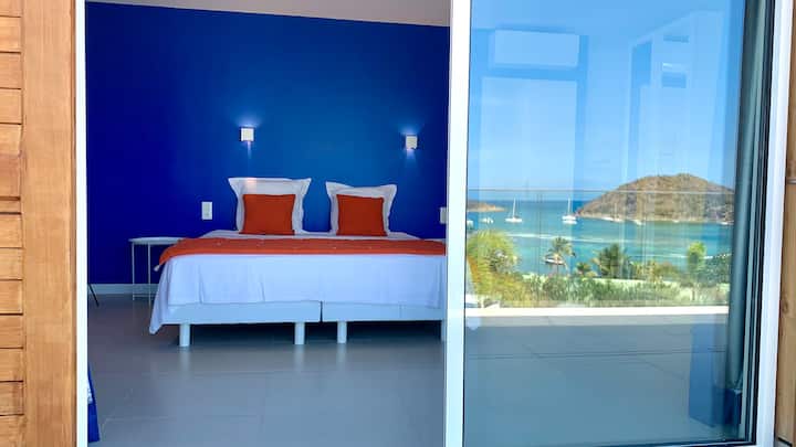 חדר שינה 2, השתקפות של הנוף מהפטיו