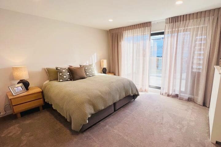 Ampia camera da letto matrimoniale con letto king-size, materasso ortopedico, aria condizionata, balcone, cabina armadio e bagno interno. 