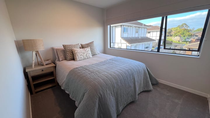 La nostra accogliente terza camera da letto con un letto queen-size e molta luce naturale. 