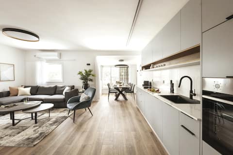 Heart of Ramat Hasharon: Charming 2BR Stay