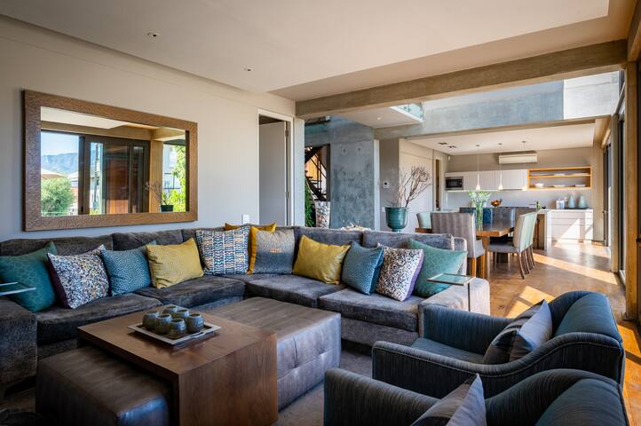 Beautiful Camps Bay Home with Sea Views gallery image 3