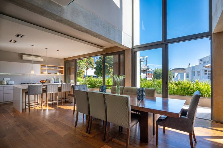 Beautiful Camps Bay Home with Sea Views gallery image 2