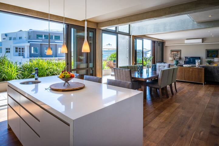 Beautiful Camps Bay Home with Sea Views