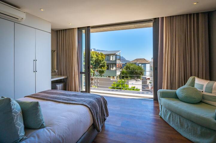 Beautiful Camps Bay Home with Sea Views gallery image 4