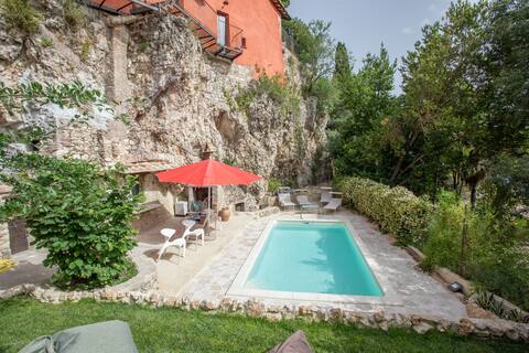 Villa in town with private garden, pool, sauna