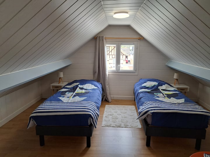 втора спална соба под таванот со 2 кревета за возрасни кои може да се спојат за да се направи 160 кревета. Пристапот до оваа соба е само преку надворешни скали. Затоа е погоден за возрасни или големи деца .