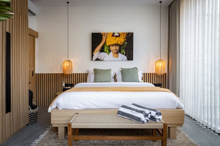 Тази топла и уютна спалня ви обгръща с успокояващите си цветове, меки текстури и нежно осветление. Това е светилище, където можете да избягате от изискванията на деня, да се отпуснете и да намерите спокойствие в комфортната си прегръдка.