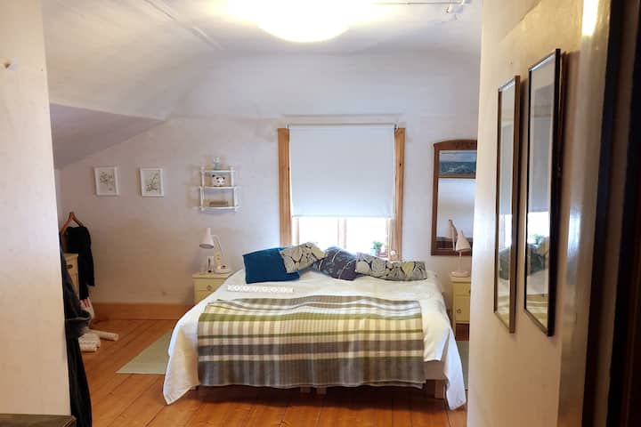 Მაგარი საძინებელი ორადგილიანი საწოლით.