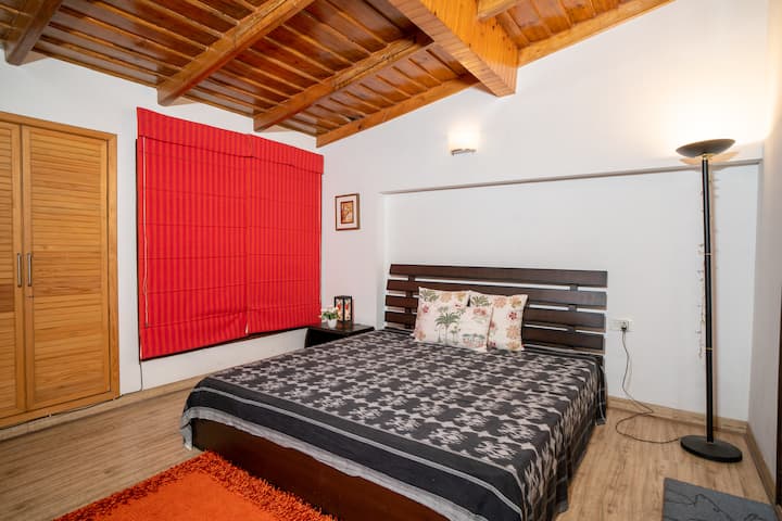 Riposa in pace in questa confortevole camera da letto che offre il massimo relax per un sonno sonoro notturno