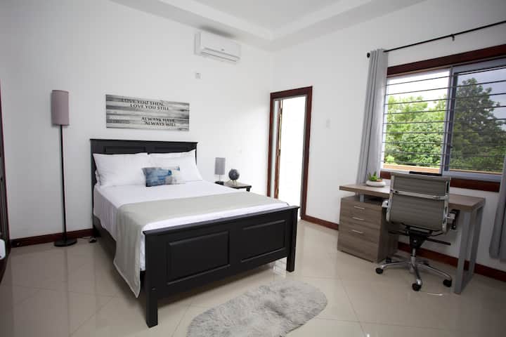 Მეორადი საძინებელი, გორაკის ხედი, კარადა მარცხნივ კომოდის კარადით, კონდიციონერი, კედლის დიდი სარკე