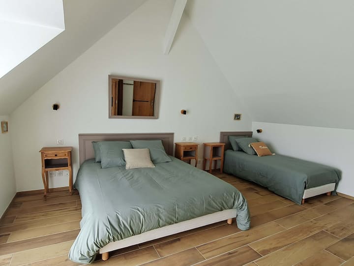 La chambre des sous-bois est la plus vaste des quatre chambres.