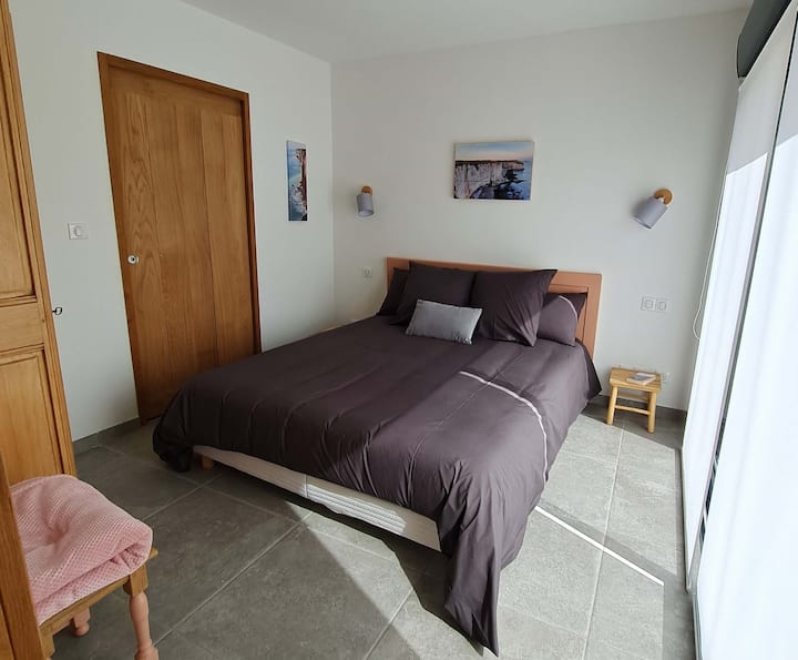 La chambre des falaises est au rez-de-chaussée : il suffit d'ouvrir la porte-fenêtre pour aller sur la terrasse et dans le spa !