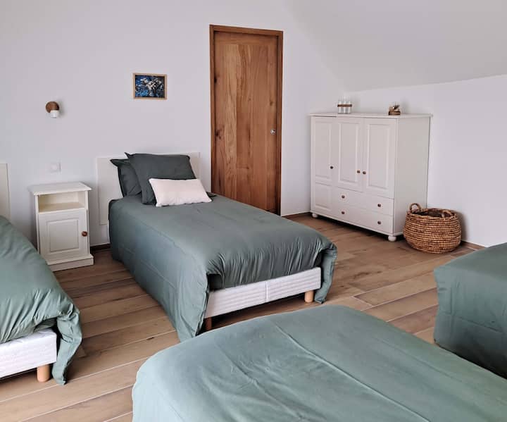 La chambre du verger offre 4 couchages 90 x 200;