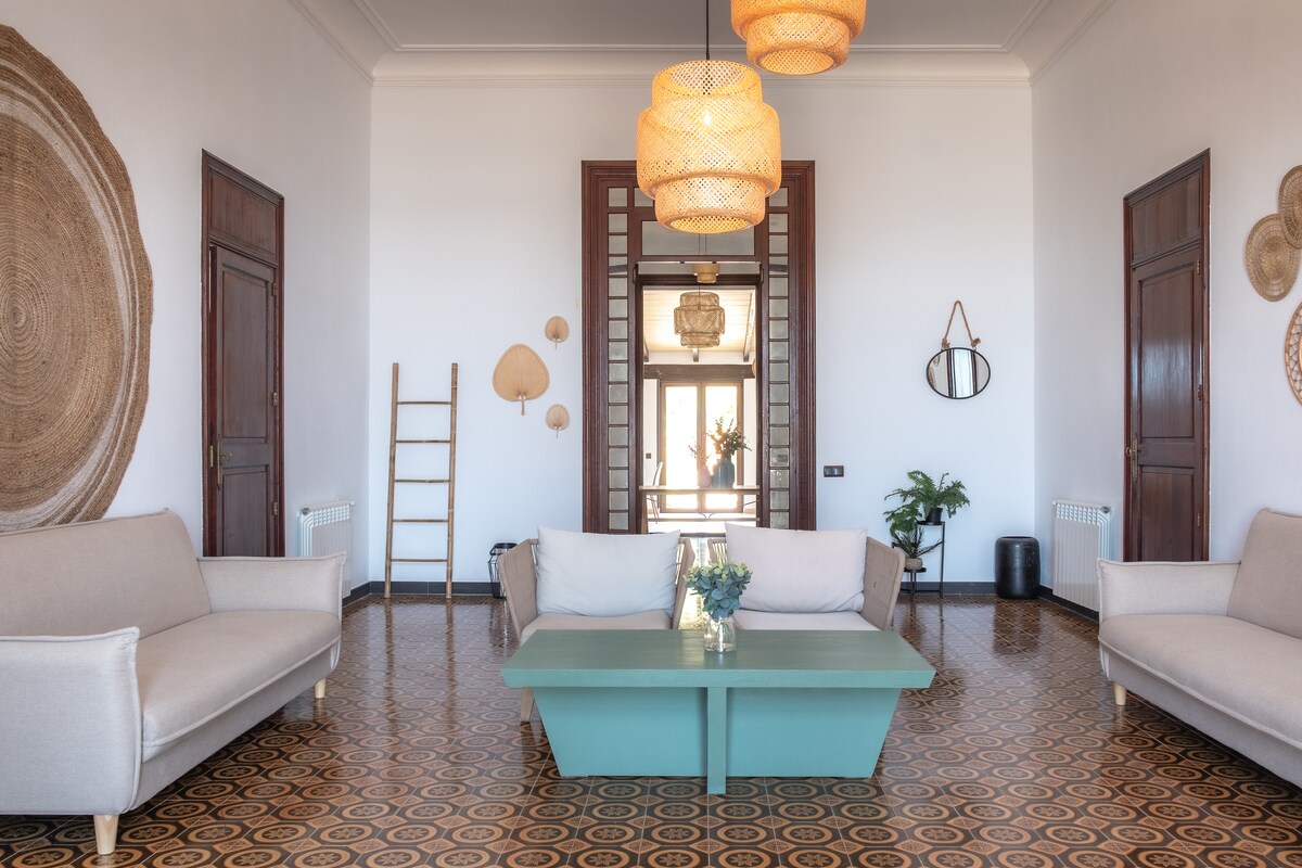 Seafront villa first line in Palma (Molinar)