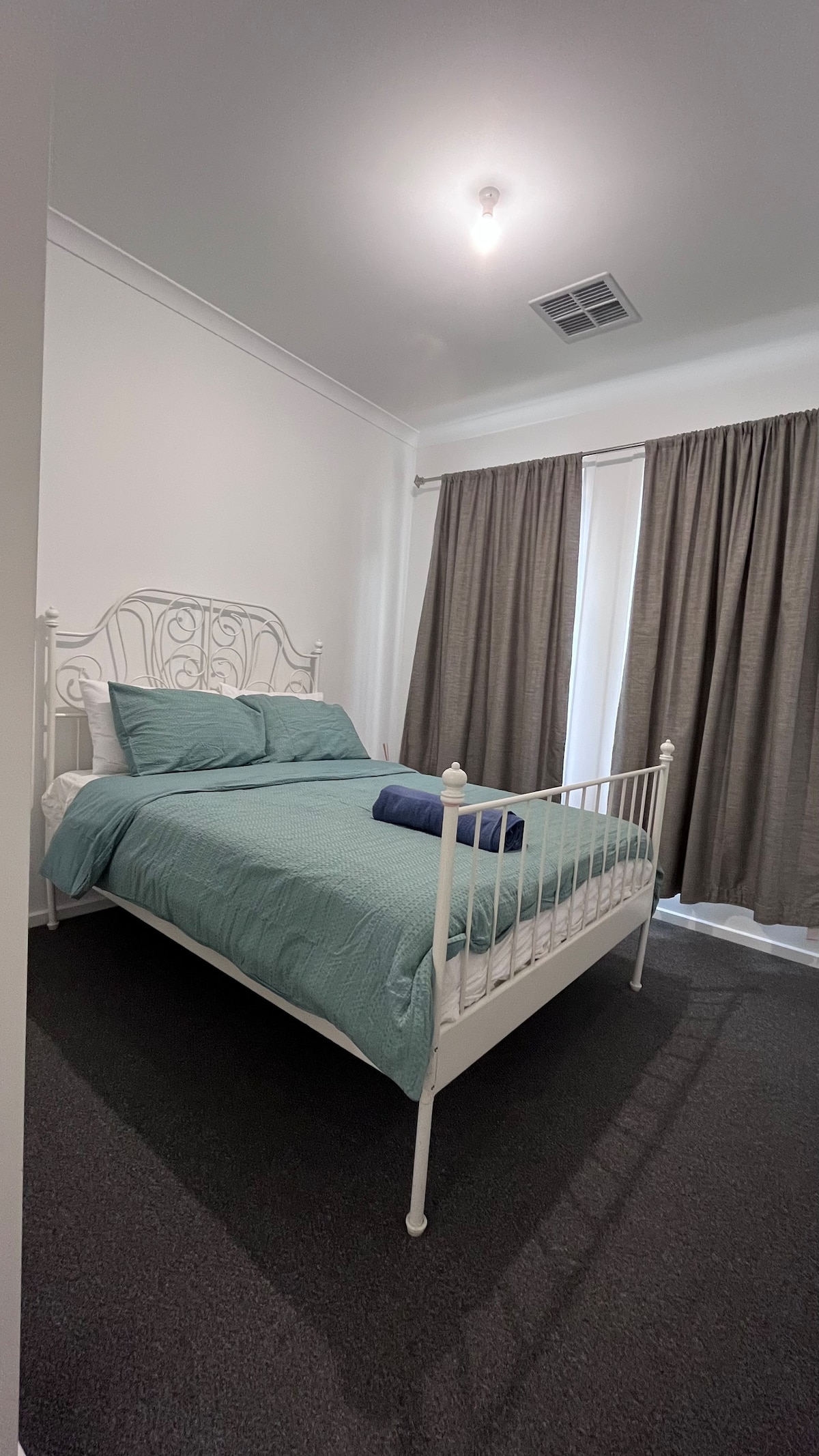 غرفة نوم 3 مع خزانة ملابس مبنية 