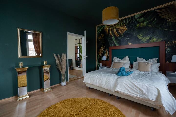 واحدة من غرفتي النوم التي تحتوي على سرير بمقاس كبير.
تحتوي الغرفة أيضًا على خزانة ملابس وسكة ملابس ومنطقة تخزين نبيلة مع مرآة متطابقة للاستعداد في الصباح.