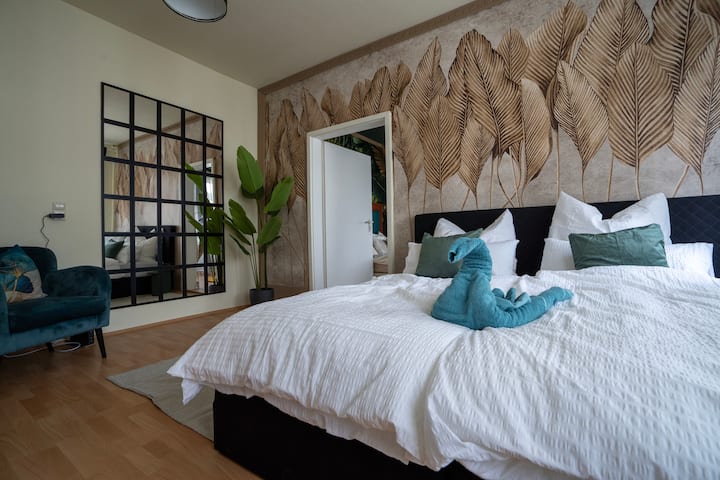 غرفة النوم الثانية بسرير بمقاس كبير.
تحتوي الغرفة أيضًا على خزانة واسعة وكرسي بذراعين ومرآة حائط كبيرة.