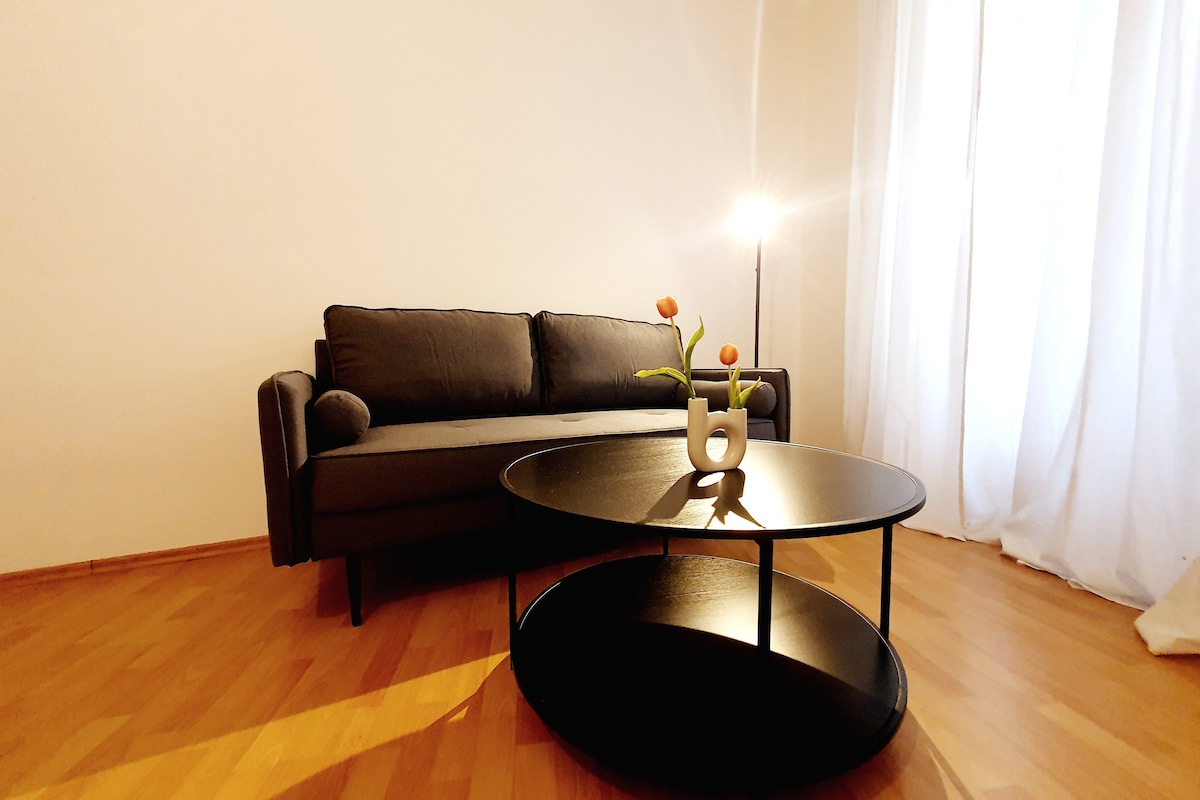 Დიდი საძინებელი მისაღები ოთახით/ დიდი საძინებელი მისაღები ოთახით, რომელიც შიდა ეზოში დგას