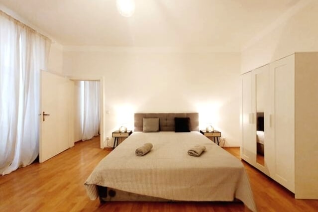 Დიდი საძინებელი მისაღები ოთახით/ დიდი საძინებელი მისაღები ოთახით, რომელიც შიდა ეზოში დგას