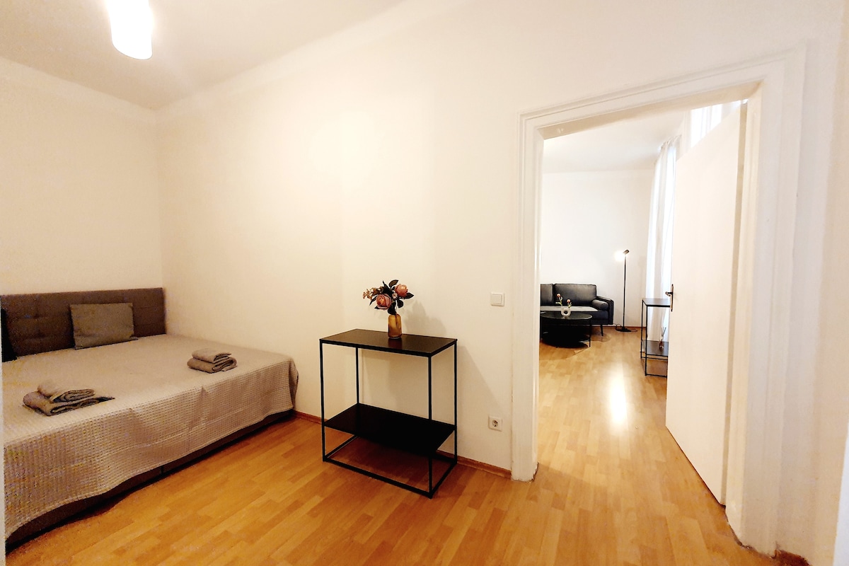 Erstes Schlafzimmer hofseitig/ პირველი საძინებელი შიდა ეზოში