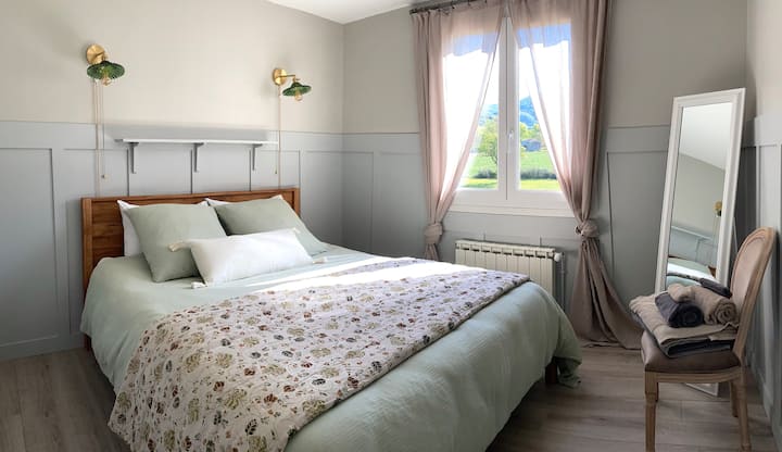 La chambre "côté Montbrun". Une ambiance douce et rétro-chic.