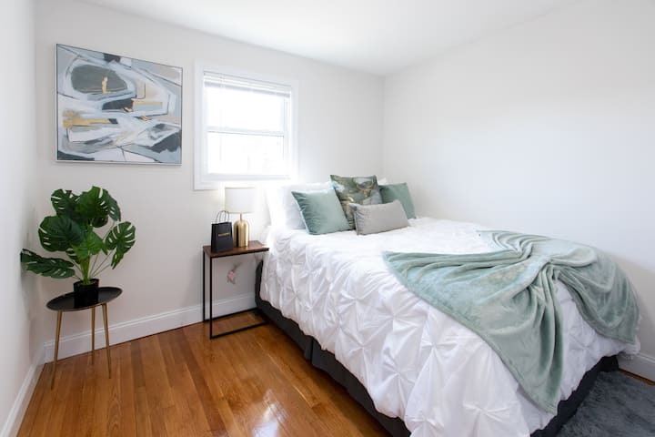 第三间通风良好的卧室，装饰舒适。