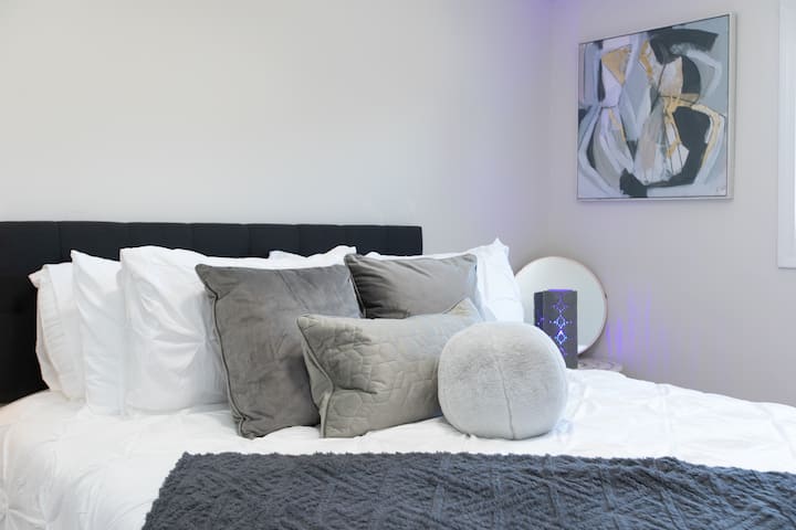 在舒适的标准双人床上享受睡眠。