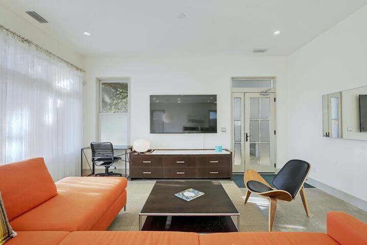 Gorgeous Downtown Austin Pied-à-terre gallery image 3