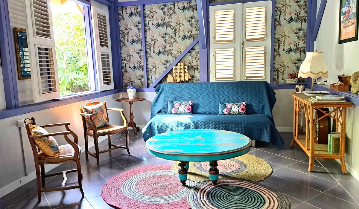 Vrlo svijetao dnevni boravak s autentičnim prozorima s lamelama koje se mogu prilagoditi vašim željama, osvježavajuće miješalice za zrak i kauč na razvlačenje koji nudi dodatni krevet za one koji žele putovati do 3 osobe