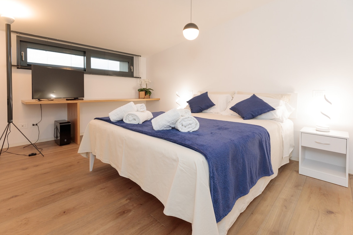 Segunda habitación doble con mantas de TV de 43pulgadas y almohadas extra. 