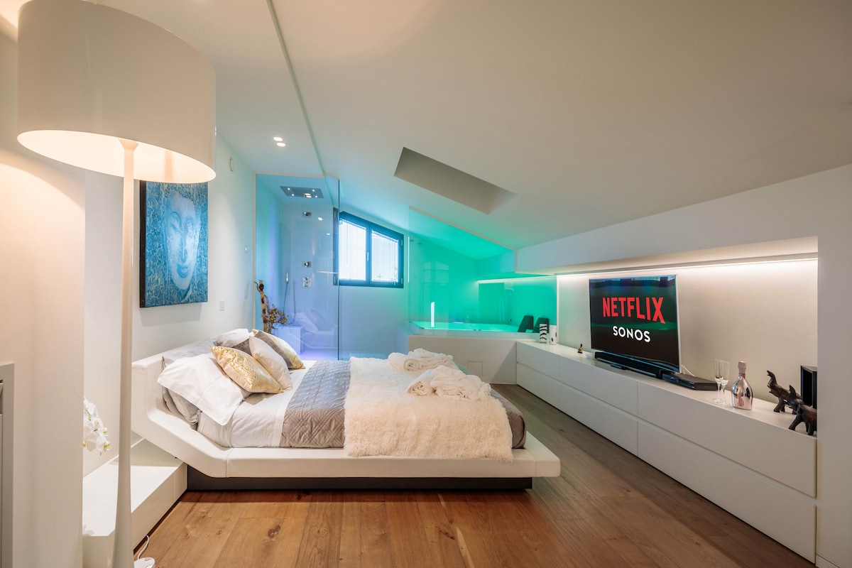 Suite doble con jacuzzi, ducha en suite y sistema de sonido SONOS