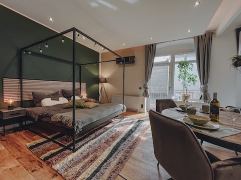 Edler Wohnraum: Studio Canopy Bed A/C Parking