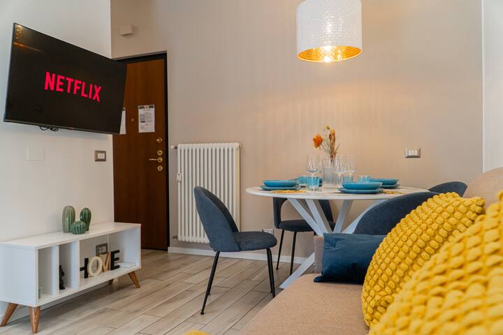 Sebule iliyo na televisheni mahiri, meza ya kulia ya mbunifu na kitanda cha sofa 