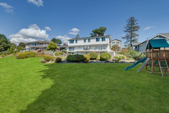 Luxury Water View 6BR Retreat with Hot Tub and Gym gallery image 5