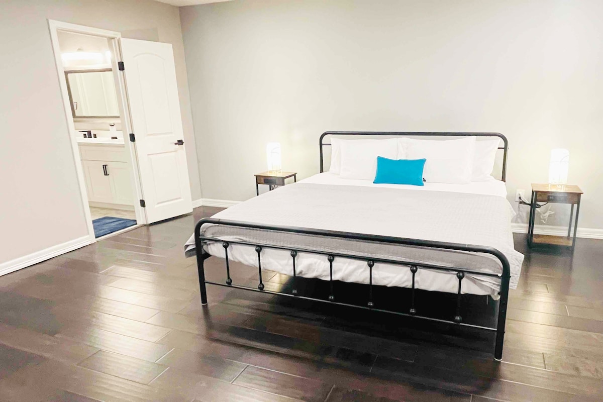 Suite principal con ducha y armario grandes