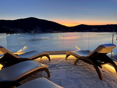 Villa Dragica-luxury seafront-heated rooftop pool