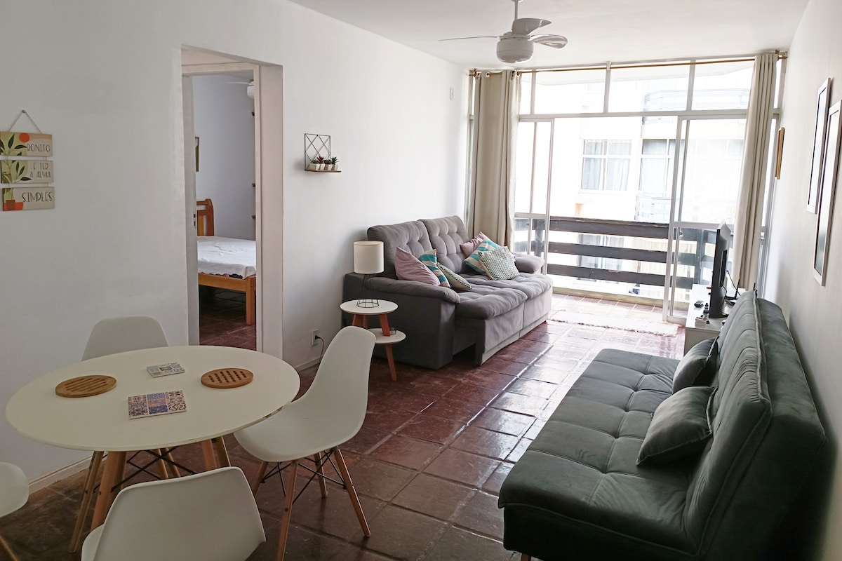 Pamje e plotë e hyrjes në dhomë