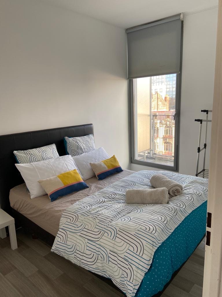 Primera habitación equipada con una cómoda cama de matrimonio, con un baño y acceso al balcón