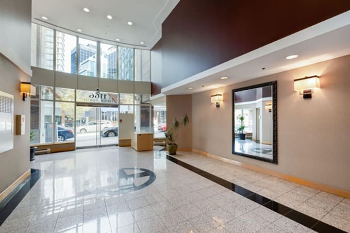 Downtown Vancouver 2Br2Ba w/ Views in Coal Harbour gallery image 2