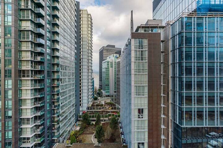 Downtown Vancouver 2Br2Ba w/ Views in Coal Harbour gallery image 4