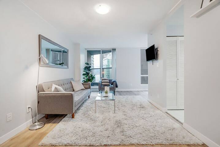 Downtown Vancouver 2Br2Ba w/ Views in Coal Harbour gallery image 3