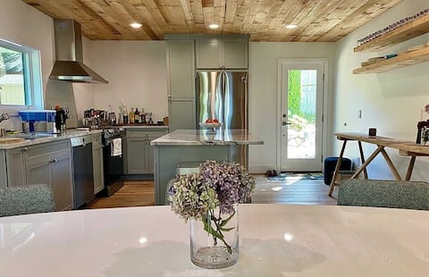 Modern home w/creek view, steps to town & mountain