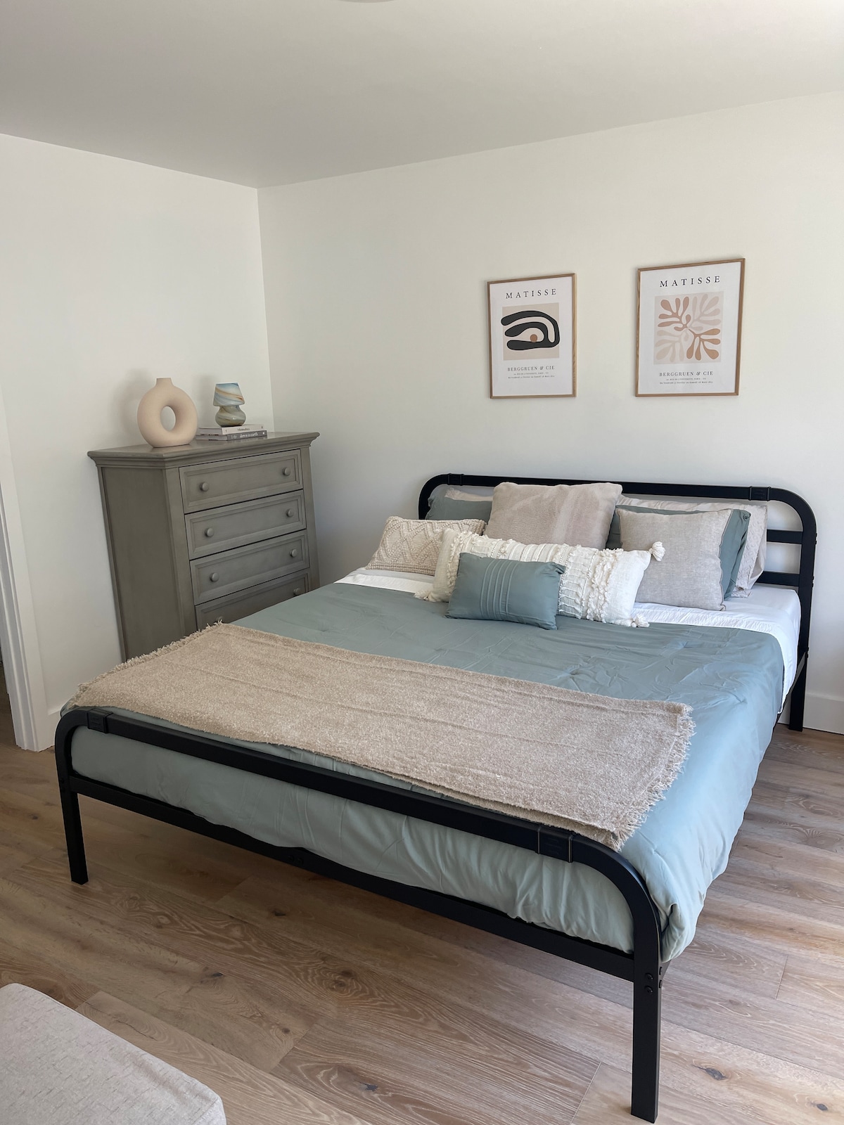 Spálňa s manželskou posteľou King na 1. poschodí na 1. poschodí s vlastnou kúpeľňou