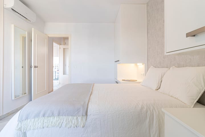 Dhoma e gjumit dhe hyrja në të.