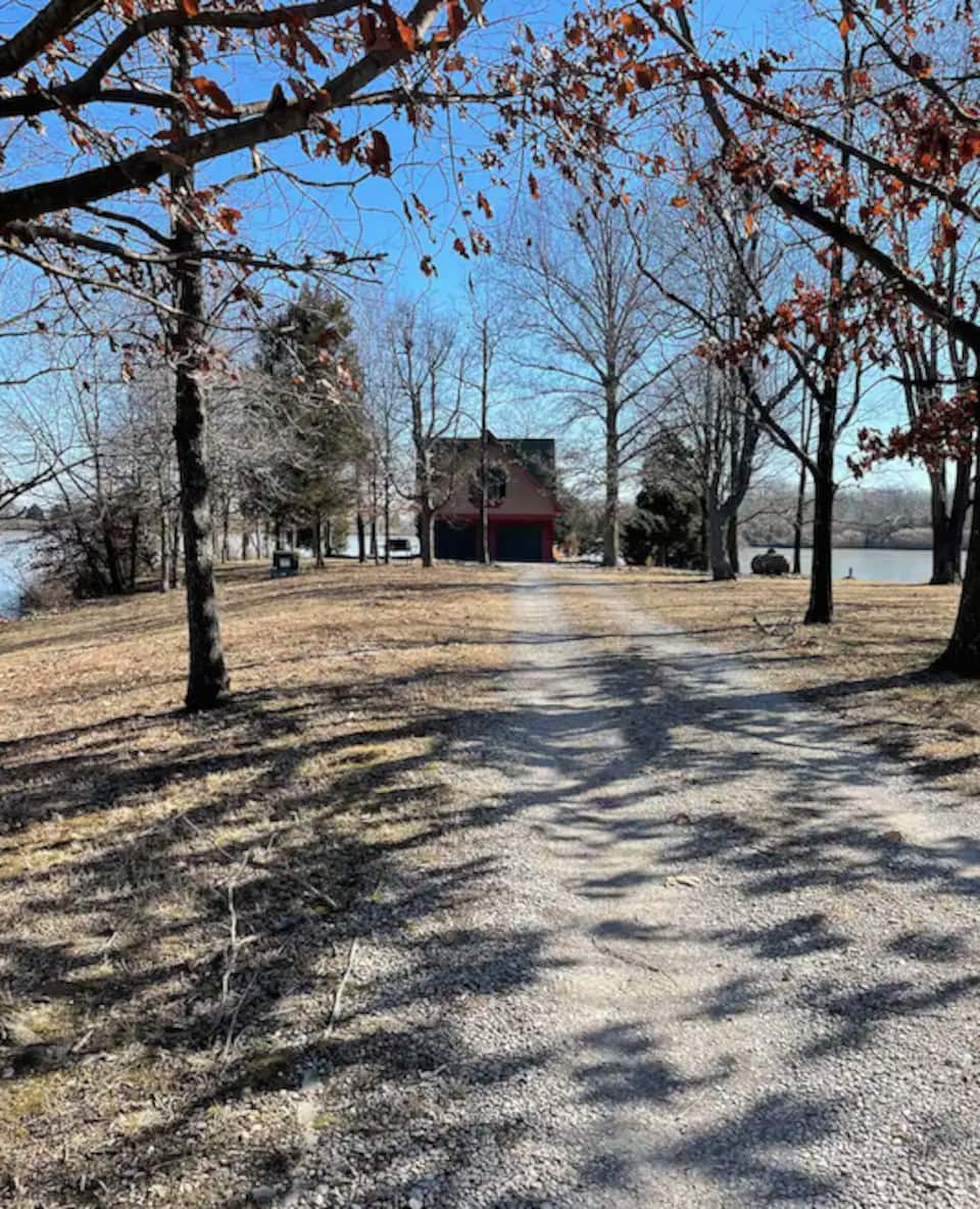 Lake & Oaks Hideaway- Hidden Cabin on Private Lake — photo 1