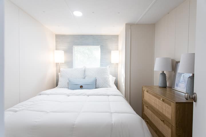 คู่รักอีกคู่หรือเด็กๆ จะได้รับความสบายในห้องนอนเล็กๆ ที่มีเตียงคู่สบายๆ  